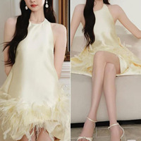 Robe Courte Quotidienne en Satin sans Col pour Femme, Coupe Ajustée, Ourlet Orné de Plumes, Conception Personnalisée OEM ODM, Fournisseur en Gros, Coupe Évasée