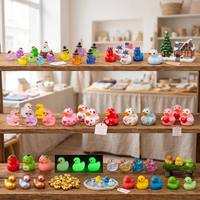 Jouets en gros assortis avec des canards lumineux à couronne, pots et jardinières en résine, miniatures, animaux porte-bonheur, décorations de Noël