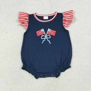 En stock Barboteuse marine pour bébés filles avec broderie drapeau et nœud, pour le 4 juillet, Vêtements de mode en gros pour boutiques, Vêtements pour nourrissons et tout-petits - Product Image 3