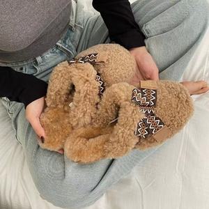 Pantoufles en fourrure douce et moelleuse pour femmes, personnalisées par OEM, mode d'hiver, semelle épaisse antidérapante, chaudes et en laine - Product Image 1