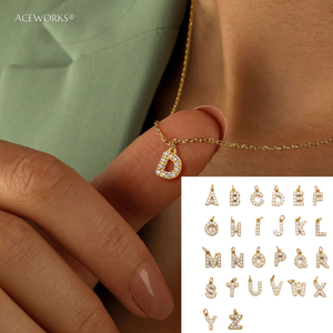 Ciondoli con Lettere e Numeri con Zirconi Cubici | Pendenti con Iniziali in Acciaio Inossidabile Placcato Oro 18K PVD con Zirconi Micro Pavé per la Creazione di Gioielli Fai da Te - Product Image 6