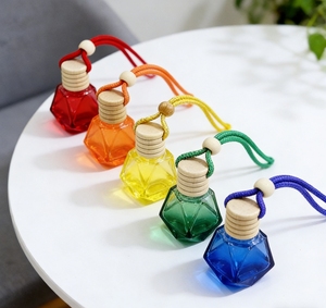 Bouteille diffuseur de parfum pour voiture en verre miniature personnalisable avec logo, vide, 5ml/8ml/10ml, à suspendre, rechargeable, avec couvercle en bois - Product Image 5