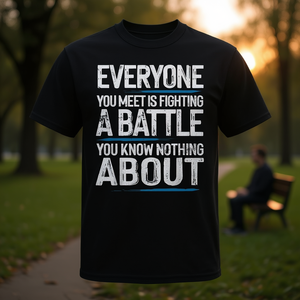 Tout le monde combat une bataille dont vous ne savez rien T-Shirt - Product Image 3