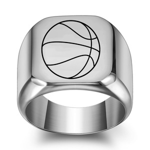 Anillo de acero inoxidable con diseño de baloncesto cuadrado de 18 mm para hombre, joyería de regalo, color dorado - Product Image 3