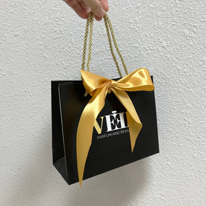 Sacs cadeaux noirs de luxe avec estampage à chaud doré - Grands sacs shopping en satin avec nœud pour parfums et bijoux - Product Image 6