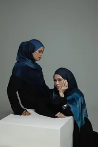 Lieflijke, op maat gemaakte katoenen modal hijab sjaal met marmeren waterprint logo, lichtgewicht, zacht, ademend, voor dagelijks gebruik, geschikt voor alle seizoenen. - Product Image 6