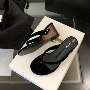 Sandalias de tacón de cuña de diseñador para mujer, de ante, con punta redonda y clip, estilo chancla - Product Image 4