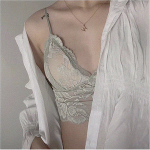 Conjunto de sujetador sin aros con encaje y almohadillas para mujeres con busto pequeño, bragas de talle medio de corte alto y camisola. - Product Image 4