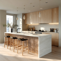 Meubles de cuisine modernes sur mesure avec îlot central et rangements en bois pour projets de cuisine contemporains