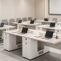 Poste de travail collaboratif mobile pour 2 personnes avec plateau en mélamine chêne clair, écran de confidentialité et base de rangement à roulettes verrouillables