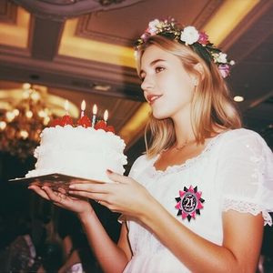 Spille da bavero per il 21° compleanno da ragazza, fatte a mano, con nastro in grosgrain nero e rosa, distintivo in banda di latta, decorazioni per feste di 21° compleanno - <span class=keywords><strong>IT</strong></span> è il mio 21° compleanno - Product Image 5