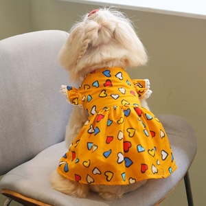 Une robe jaune avec un imprimé cœur coloré et des manches courtes à volants, adaptée aux chats et aux chiens, et pouvant être portée toute l'année. - Product Image 1