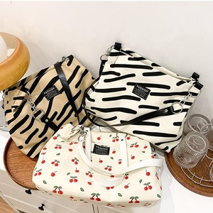 Sac fourre-tout à bandoulière décontracté coréen de luxe avec rayures zébrées, imprimé cerise, chaînes de grande capacité, sangle Pu, sac fourre-tout avec étiquette en tissu - Product Image 4