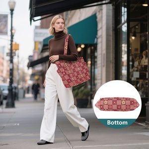 Bolsa de Hombro de Poliéster Acolchado con Estampado a Cuadros Rojos de 25L, Diseño Floral, Logotipo Personalizado, Bolsos de Mano para Mujer con Bolsillos Laterales - Product Image 5