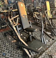 Presse pectorale assise unilatérale à double poignée avec assistance par pédale et système de mouvement indépendant à double plaque de poids séparée