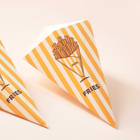 Emballages triangulaires pour frites en kraft de qualité alimentaire, résistants à l'huile, gaufrés, couleur personnalisée, matériaux recyclés pour les frites à emporter
