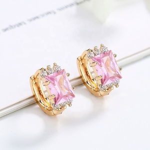 Boucles d'oreilles créoles plaquées or pour femme, avec zircon rose taille émeraude et cristaux brillants, idéales pour mariage, fête ou banquet - Product Image 3