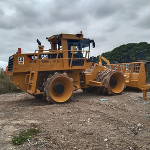 Pompe moteur pour compacteur de déchets 826H pour sites d'enfouissement - Haute efficacité pour l'épandage, le poussage et le compactage des déchets solides municipaux - Product Image 1