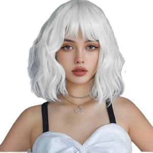 ดีเอ็ม 28 วิกผมหยักสั้นพร้อมหน้าม้า 35 ซม. ไฟเบอร์คานกะลอน เส้นผมธรรมชาติ ลูกไม้โปร่งใส สำหรับผู้หญิง ทุกรูปหน้า - Product Image 4