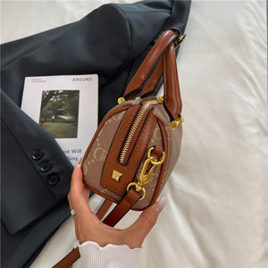 ในปี 2025 เทรนด์ยอดนิยมจะเป็นกระเป๋าโท้ททรงหมอนแบบมีซิป กระเป๋าถือสตรีแบบพกพาหนัง PU ความจุขนาดใหญ่ - Product Image 2