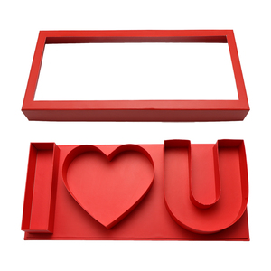 Caja de regalo rígida roja con ventana transparente, ranuras dobles en forma de corazón y U para la frase “I LOVE U”. - Product Image 4