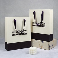 Logo doré imprimé personnalisé Boutique de détail Emballage de vêtements Sac en papier à provisions avec poignées