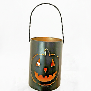 Lanterne Hurricane en métal découpé noir mat, façonnée avec expertise à partir de tôle durable, pour une lumière chaleureuse de bougie. - Product Image 1