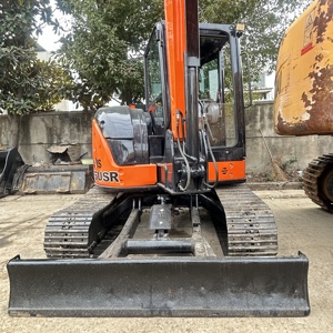 Excavadora Usada Hitachi ZX55USR de 5 Toneladas de Peso Operativo, Motor Isuzu y Componentes de Bomba Hechos en Japón - Product Image 6