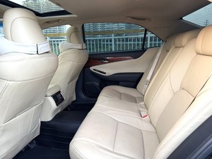 <span class=keywords><strong>Toyota</strong></span> Crown d'occasion <span class=keywords><strong>2015</strong></span>, très appréciée, berline de luxe <span class=keywords><strong>4</strong></span> portes, 5 places, Euro VI, essence, automatique, cuir, écran tactile gauche, toit ouvrant LED - Product Image 4