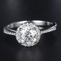 Bague élégante en moissanite ronde en argent 925 avec pierres latérales pavées serties à griffes, bijoux de mariée