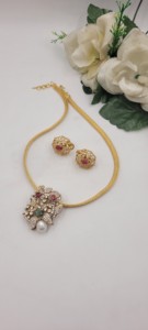 Ensemble de bijoux plaqué or de luxe comprenant un collier et des boucles d'oreilles pendantes assorties, ornées de diamants américains blancs et de pierres rouges. - Product Image 5