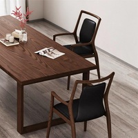 Fauteuil moderne en bois de frêne avec assise rembourrée noire et pieds en bois, idéal pour salle à manger, réception, table à thé, bureau à domicile