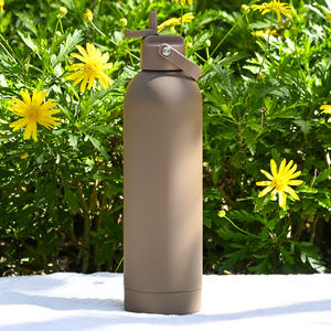 Bouteille d'eau en acier inoxydable de 750 ml sans BPA, anti-fuite, avec couvercle à paille, revêtement en caoutchouc, utilisation à une main, bouteille de sport - Product Image 1