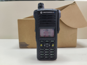جهاز اتصال لاسلكي موتورولا APX2000 P25 ثنائي النطاق 700/800 ميجاهرتز محمول باليد طويل المدى مع لوحة مفاتيح كاملة ونظام تحديد المواقع العالمي ومقاوم للماء IP67 - Product Image 3