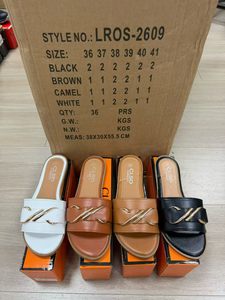 Zapatos de mujer en stock, mules de punta cerrada, sandalias planas de PU con herrajes dorados, pantuflas casuales, liquidación de excedentes, venta al por mayor, listos para enviar - Product Image 4