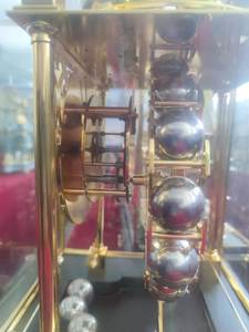 Horloge de table à mouvement mécanique en laiton doré 24 carats, à gravité, avec boule tombante visible, plateforme d'échappement et base à tiroir - Product Image 6