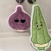 Serviettes de cuisine en polaire corail en gros, absorbantes, à suspendre, motif dessin animé, pour usage domestique, en forme de légumes, serviette portable en forme d'oignon violet