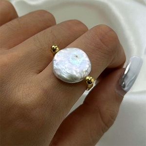 Bague de luxe tendance en acier inoxydable plaqué or avec breloque perle ronde pour femme - Product Image 3