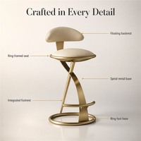 Tabouret de bar sculptural de luxe en cuir crème avec siège annulaire, base spirale dorée et dossier flottant, chaise de comptoir pour la maison, l'hôtel et le bar