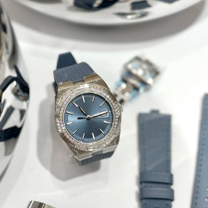 Montre mécanique automatique élégante bleu clair avec lunette sertie de diamants et de moissanite, haut de gamme pour les occasions professionnelles et décontractées - Product Image 1