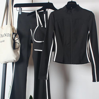 Ensemble de yoga 3 pièces avec bordure contrastée : veste zippée, bralette et leggings évasés taille haute, tenue assortie pour la gym et l'entraînement