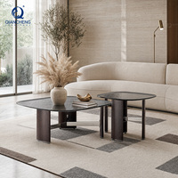 Collection de tables basses de luxe minimalistes avec plateau en verre trempé effet vague et base en acier inoxydable pour projets commerciaux