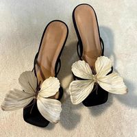 Nouvelles sandales pour femmes à bout carré et talon épais avec décoration de grand papillon 3D