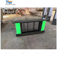 Table de diffusion pour studio de télévision au design moderne en bois laqué avec éclairage LED et décoration murale