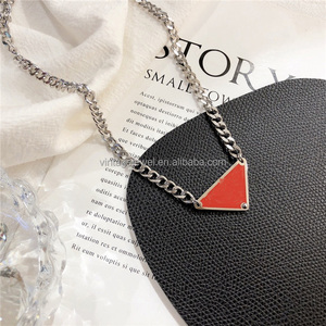 <span class=keywords><strong>Collier</strong></span> triangle avec <span class=keywords><strong>initiale</strong></span> P en émail, en acier inoxydable, marque de luxe - Product Image 6