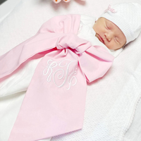Ensemble de décoration pour panier-cadeau de baby shower, nœud en tissu seersucker rose/bleu, portable et doux pour les emmaillotes de nouveau-né, initiales brodées