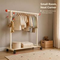 Porte-vêtements sur pied avec structure en tube métallique, quatre roulettes pivotantes, crochet latéral, pour entrée, chambre et balcon