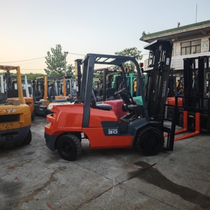 รถยกมือสอง FD30 ใช้แก๊ส LPG พร้อมชุดเปลี่ยนทิศทางล้อไฮดรอลิก ยางตัน เสากระโดงสองตอน สำหรับลานเฮเฟย์ 3 ตัน - Product Image 6