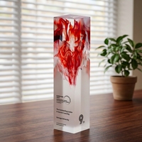 Trophées Artistiques en Résine avec Couleurs Fluides Abstraites – Design Unique et Personnalisable pour la Reconnaissance Professionnelle et les Cadeaux VIP
