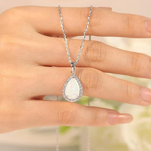Collana con Ciondolo a Goccia Scintillante per Donne, Gioiello Elegante Vintage alla Moda - Product Image 2